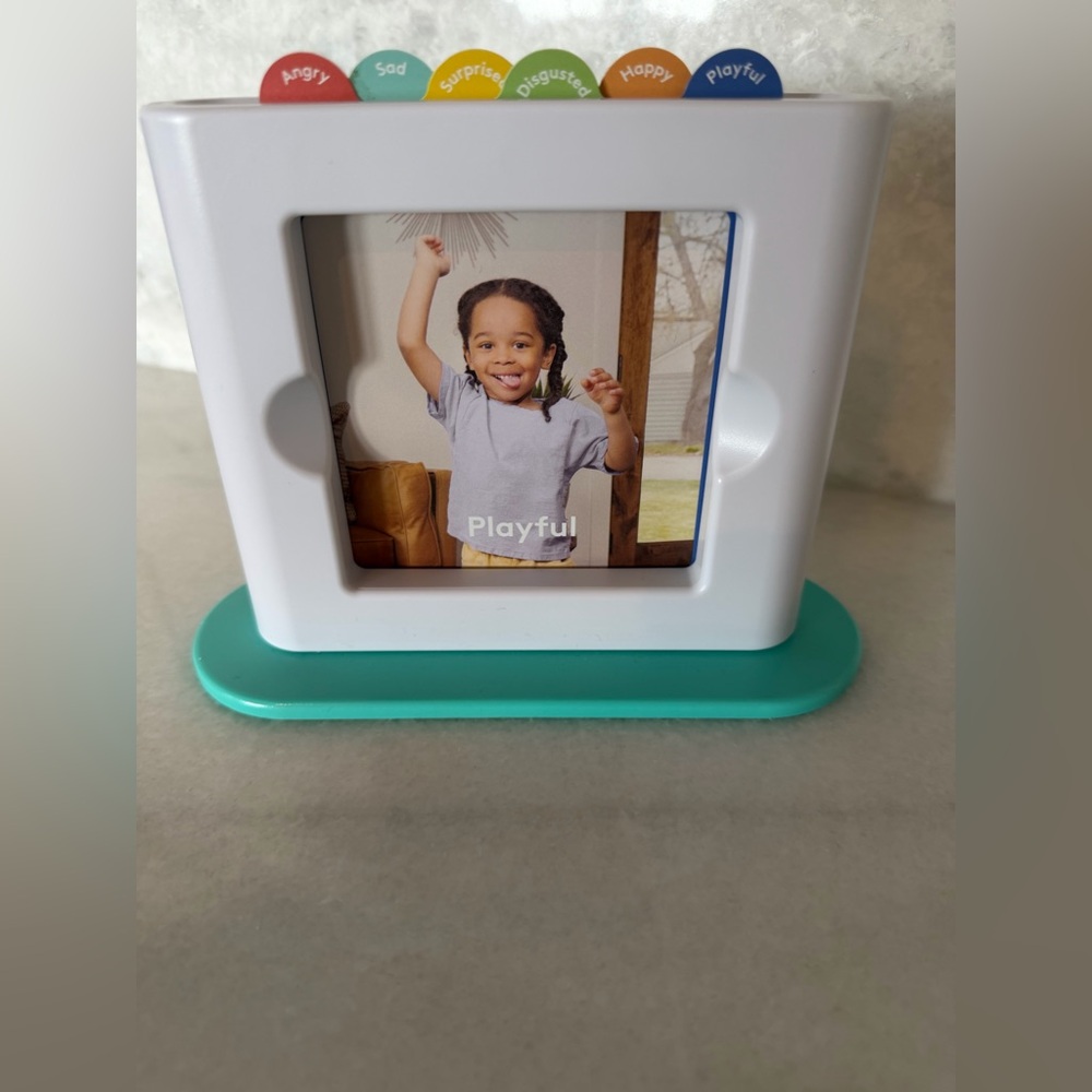Lovevery | Wooden Emotion Peg Dolls & Emotion Match Mirror & Card Set - Picture 6 of 7